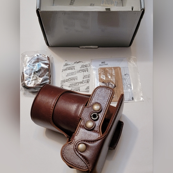 MegaGear MG1551 Ever Ready Genuine Leather Camera Case for Fujifilm X-T3 - Picture 7 of 15